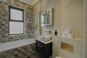 Haartrockner, Handtücher, Seife, Toilettenpapier