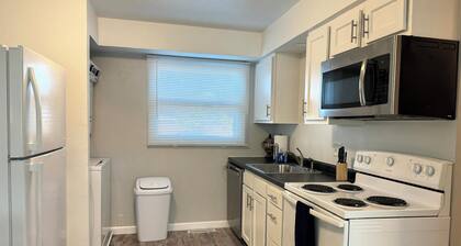 Modern & Cozy 2BR w/ King Bed in Appleton, 30 mins by drive from Lambeau Field
