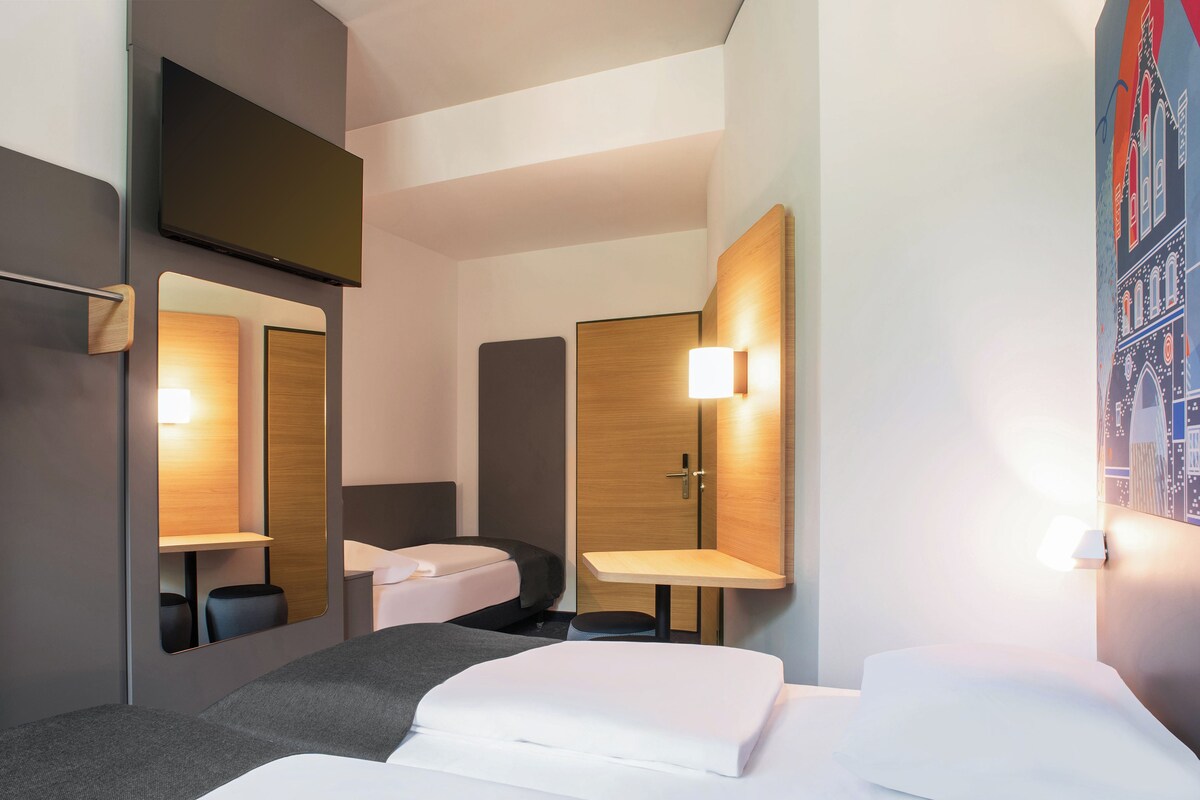 Triple Room | Desk, blackout drapes, soundproofing, WiFi (free)