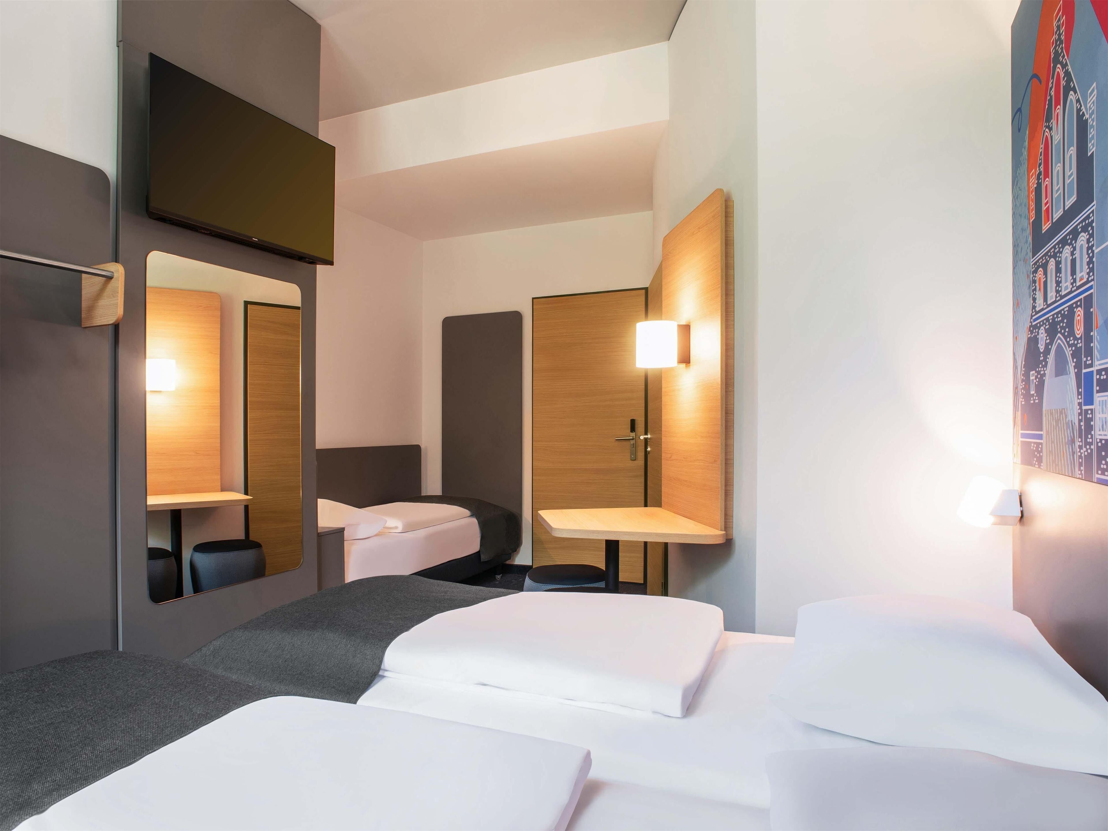 Escritorio, cortinas opacas, sistema de insonorización y wifi gratis