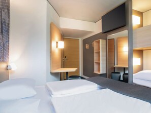 Family Room | Desk, blackout drapes, soundproofing, WiFi (free) - B&B HOTEL Wismar (Wismar)
