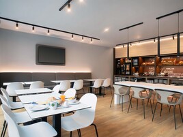 Desayuno buffet diario (EUR 13.9 por persona)