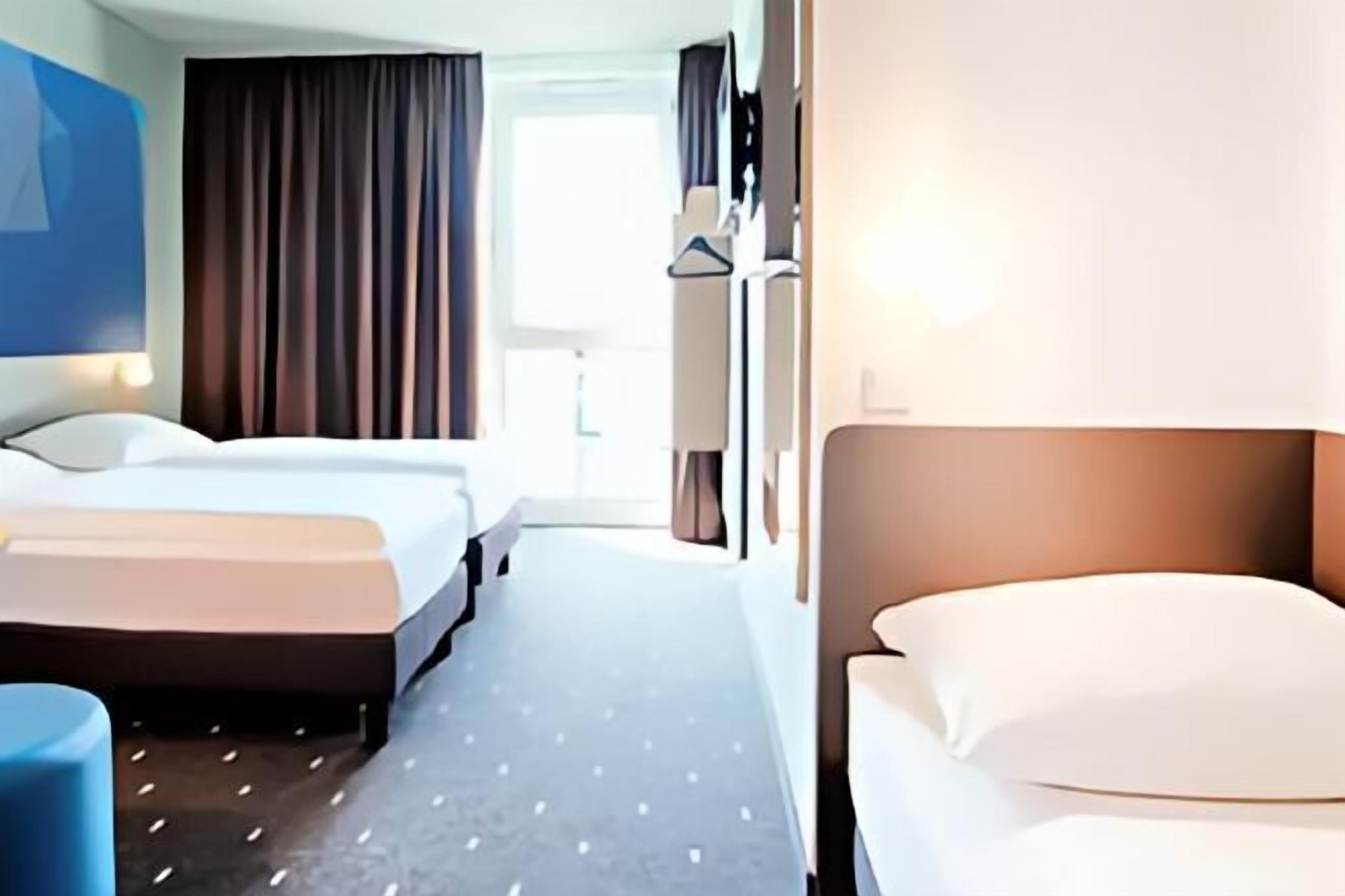 Een bureau, verduisterende gordijnen, geluiddichte muren, gratis wifi