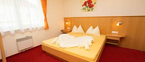 4 bedrooms, travel cot, Internet