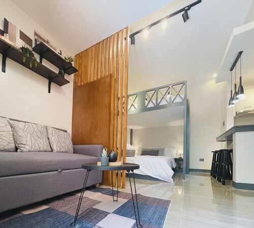 01 Easy Access Stay, Minutes from Airport on Main Road