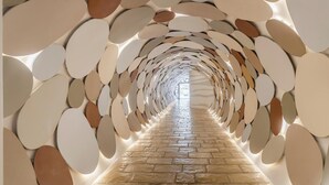 A corridor with a patterned wall and a brick floor. - Hotiday Room Collection - Mattinata Faraglioni (Mattinata)