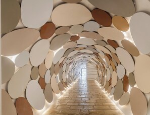 A corridor with a patterned ceiling and a stone floor. - Hotiday Room Collection - Mattinata Faraglioni (Mattinata)