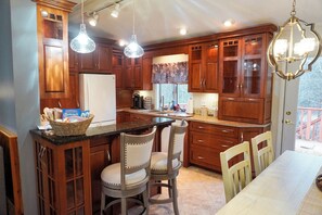 Een microgolfoven, een oven, een kookplaat, een vaatwasser