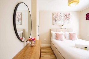 2 bedrooms, iron/ironing board, travel cot, free WiFi - Seans Place (Galway)