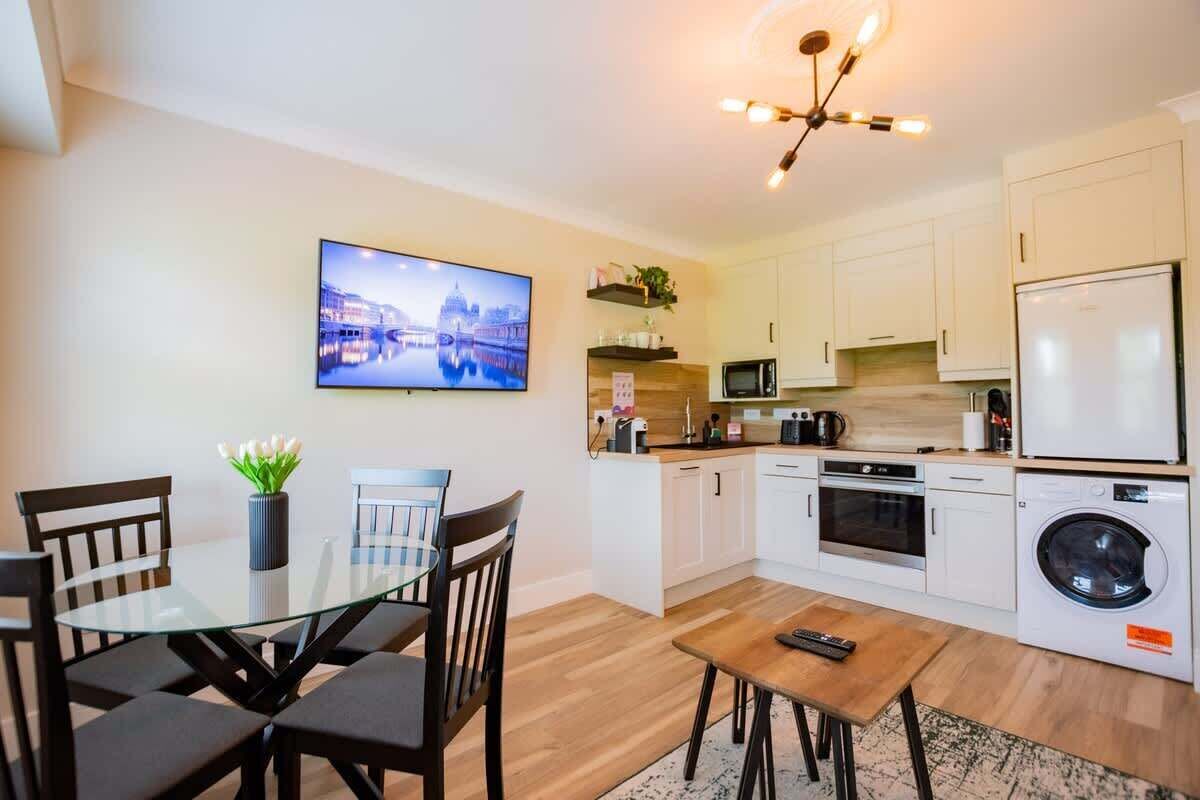 Een koelkast, een microgolfoven, een oven, een kookplaat