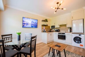 Fridge, microwave, oven, stovetop - Seans Place (Galway)