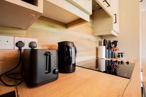 Jääkaappi, mikroaaltouuni, uuni, liesi