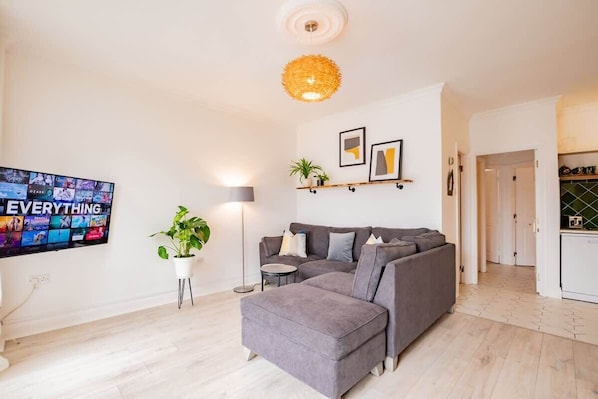 Living area - Gf - 2 Bed 2 Bath - Dockland Rest- Free Parking (Galway)