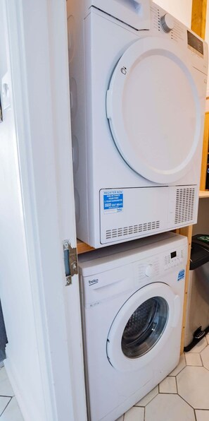 Interior - Gf - 2 Bed 2 Bath - Dockland Rest- Free Parking (Galway)