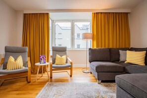 TV - Merchants Rest 3 bed & 3 Ensuite Optional Parking (Galway)