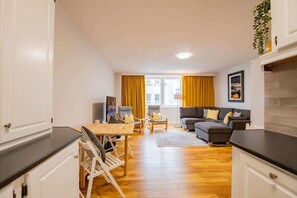 TV - Merchants Rest 3 bed & 3 Ensuite Optional Parking (Galway)