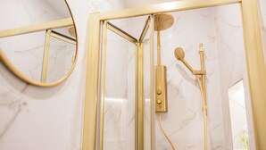 Studio Deluxe | Phòng tắm | Buồng tắm vòi sen, máy sấy tóc, khăn tắm, xà phòng 