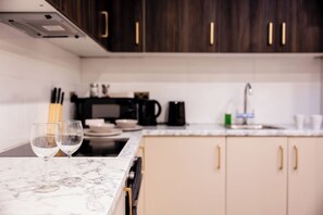 Estudio superior | Cocina privada | Refrigerador, microondas, horno y parrilla de estufa