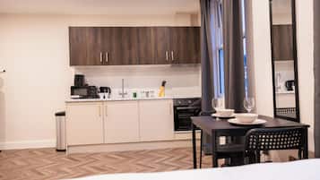 Estudio superior | Cocina privada | Frigorífico, microondas, horno y placa de cocina