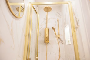 Estudio Deluxe | Baño | Ducha, secador de pelo, toallas y jabón