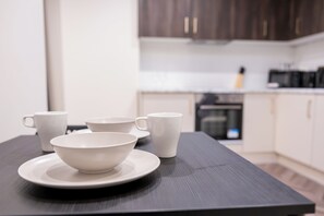 Estudio superior | Cocina privada | Refrigerador, microondas, horno y parrilla de estufa