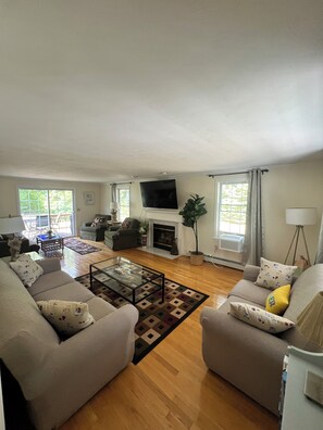 Smart TV, fireplace - Summer Beach Rental w/ Beach Pass - 3 bed/3 bath (Charlestown)