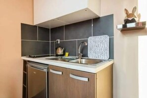 Kjøleskap, mikrobølgeovn, kokeplater og oppvaskmaskin