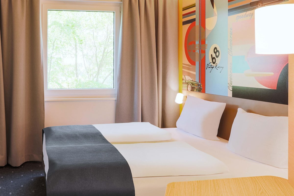 Quarto casal | Cortinas blackout, quartos à prova de som, Wi-Fi de cortesia