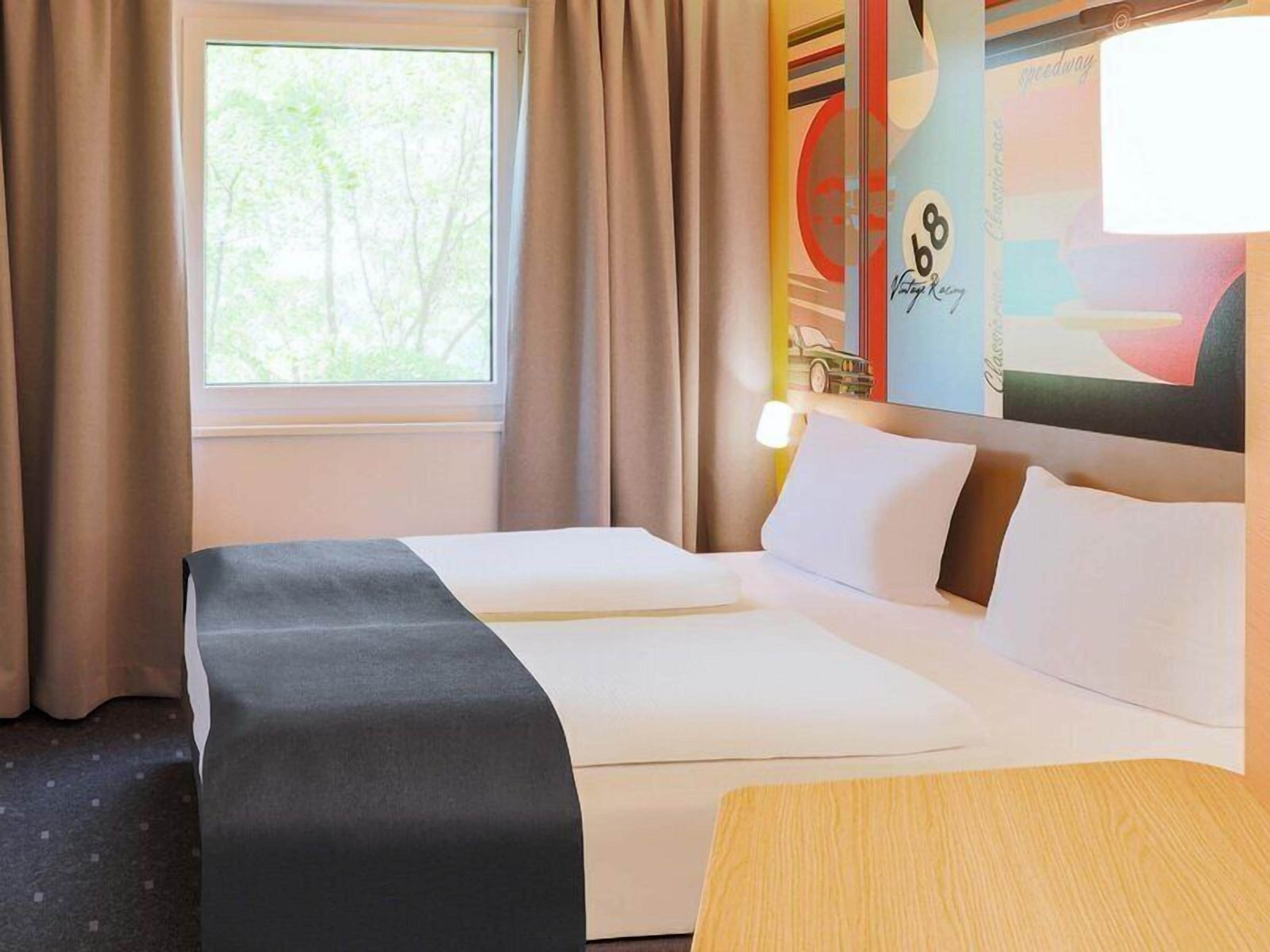 Habitación doble | Cortinas blackout, insonorización y wifi gratis 