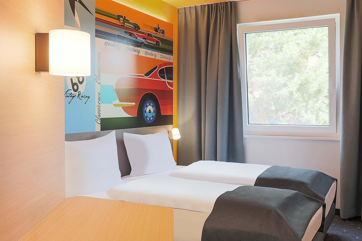 Quarto duplo | Cortinas blackout, quartos à prova de som, Wi-Fi de cortesia