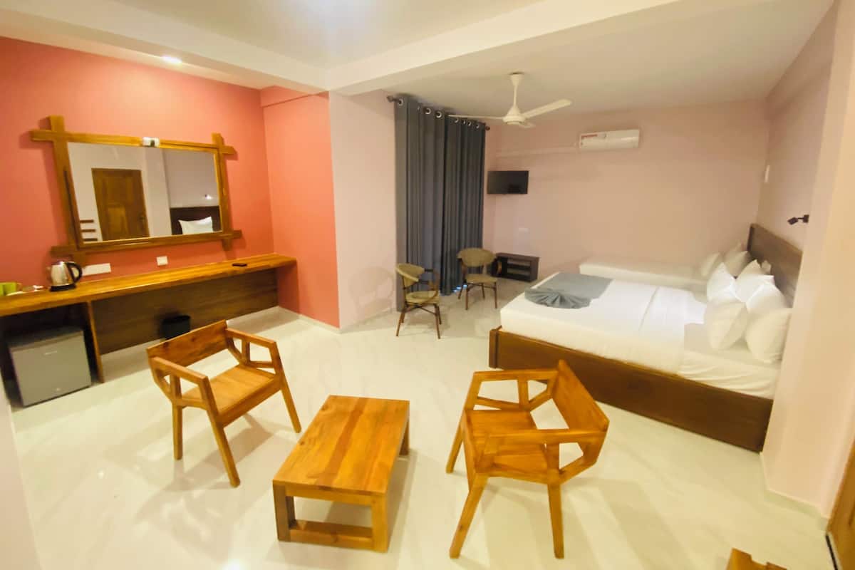 Deluxe Triple Room, Mountain View | 1 bedroom, in-room safe, desk, soundproofing