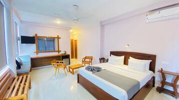 Deluxe Double Room, Mountain View | 1 bedroom, in-room safe, desk, soundproofing