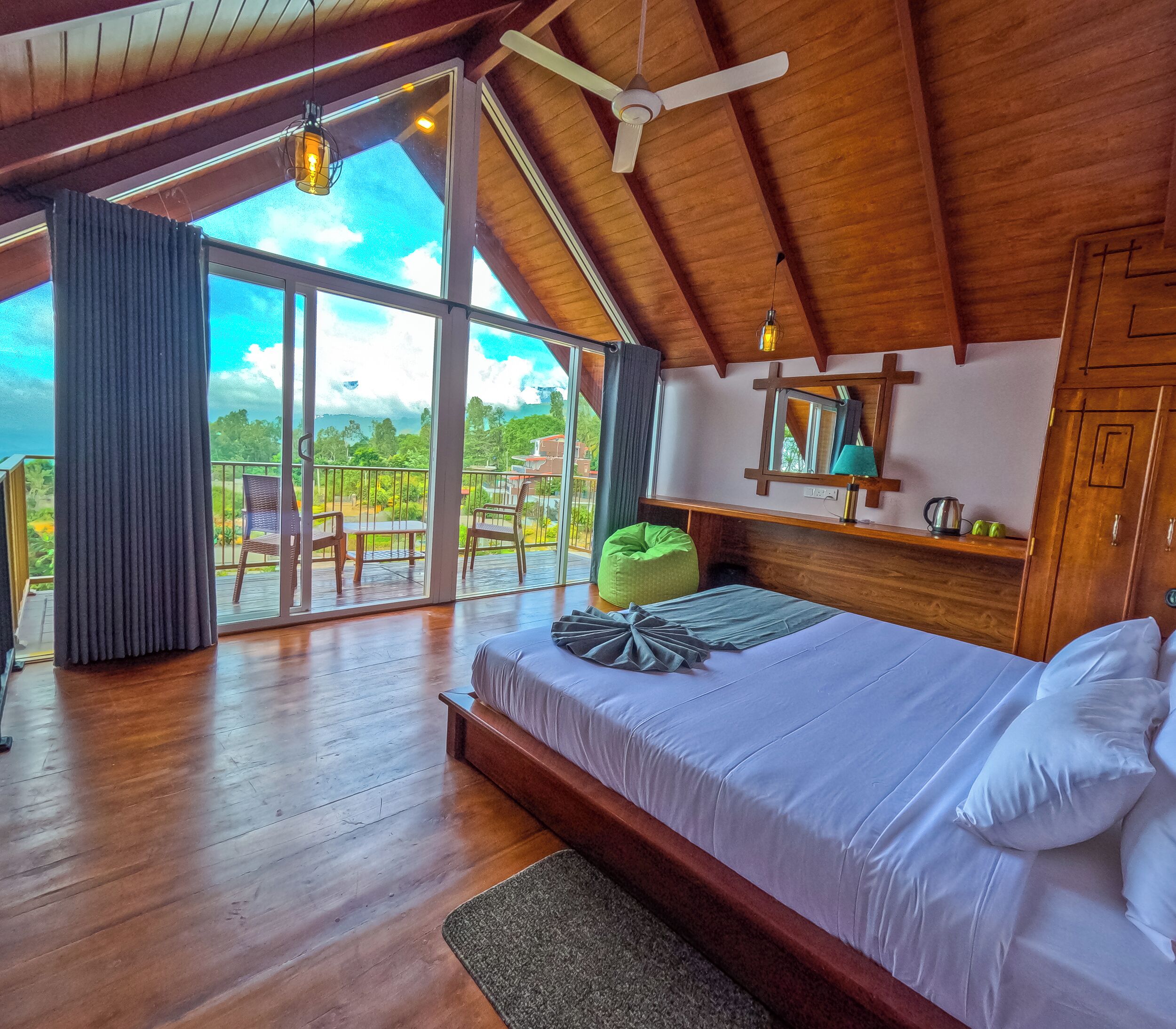 Luksussuite, fjellutsikt | Safe på rommet, skrivebord, lydisolert og strykejern/-brett