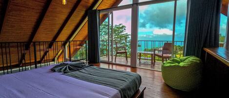 Suite de lujo, vistas a la montaña | Caja fuerte, escritorio, sistema de insonorización