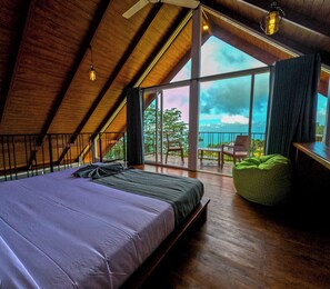 Suite de lujo, vista a la montaña | Caja de seguridad en la habitación, escritorio y insonorización 