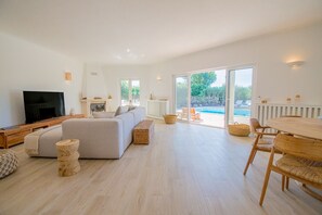 TV, fireplace - Casa Bela Vista: Elegant and spacious villa on Gramacho golf (Estômbar)