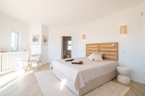 3 quartos, cofres nos quartos, ferros/tábuas de passar roupa