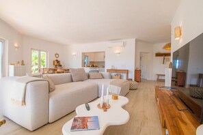 TV, fireplace - Casa Bela Vista: Elegant and spacious villa on Gramacho golf (Estômbar)