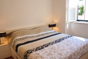 Deluxe-huoneisto, kaupunkinäköala | Tallelokero huoneessa, työpöytä