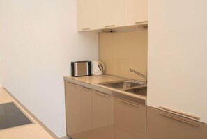 Deluxe-huoneisto, kaupunkinäköala | Yksityinen keittiö | Täysikokoinen jääkaappi, mikroaaltouuni, uuni, liesi