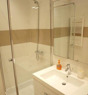 Deluxe-huoneisto, kaupunkinäköala | Kylpyhuone | Erillinen kylpyamme ja suihku, ilmaiset hygieniatuotteet