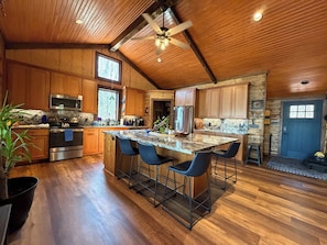 ثلاجة، ميكروويف، فرن، موقد طهي مسطح