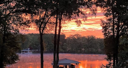MODERN CABIN, UNBEATABLE LOCATION ON LAKE GASTON- LIZARD CABIN