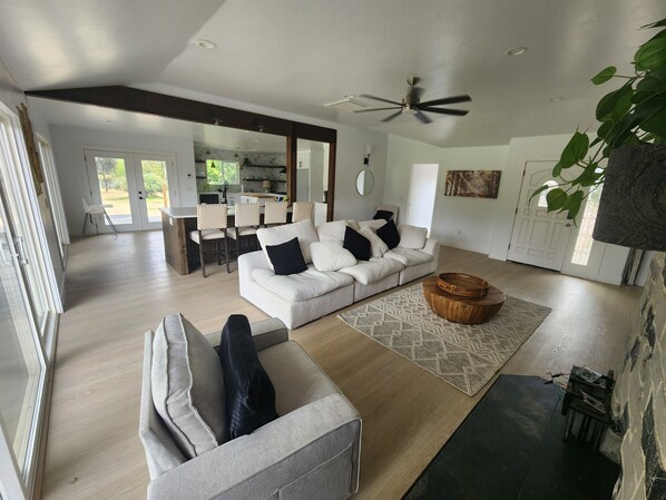 Smart TV, fireplace