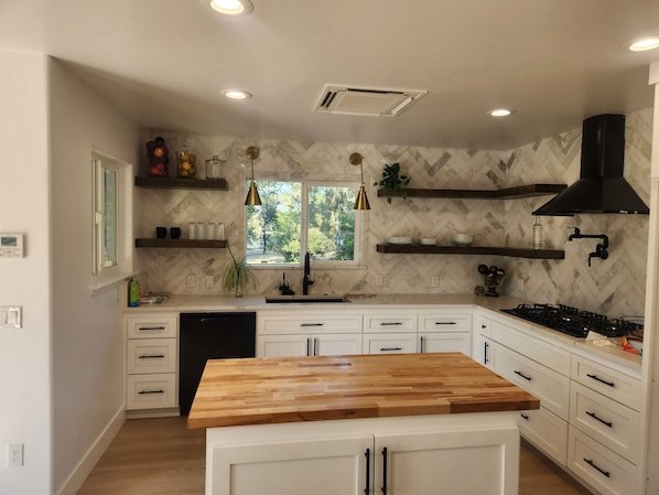 Geladeira, micro-ondas, fogão, cooktop