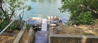 2 acres 3 bed 3.5 bath on the Sacramento River. 
