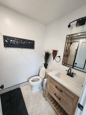 Shower, jetted bath, towels, soap - 2 acres 3 bed 3.5 bath on the Sacramento River. (Red Bluff)