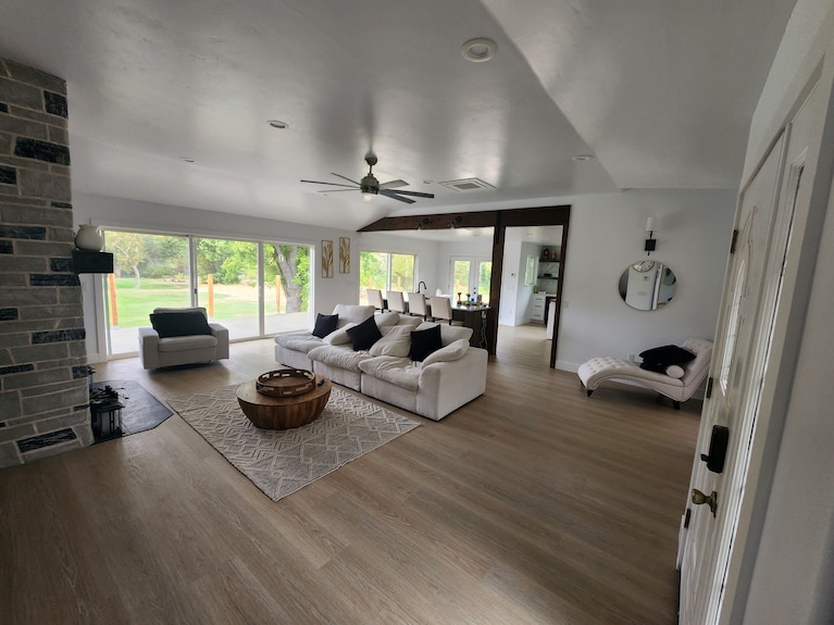 2 Acres 3 Bed 3.5 Bath On The Sacramento River. - Red Bluff, CA