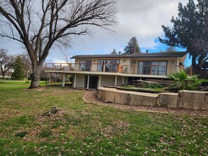 Exterior - 2 acres 3 bed 3.5 bath on the Sacramento River. (Red Bluff)