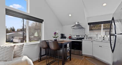 Stylish 1BR- Walk to Lake, Dining & Downtown CDA!